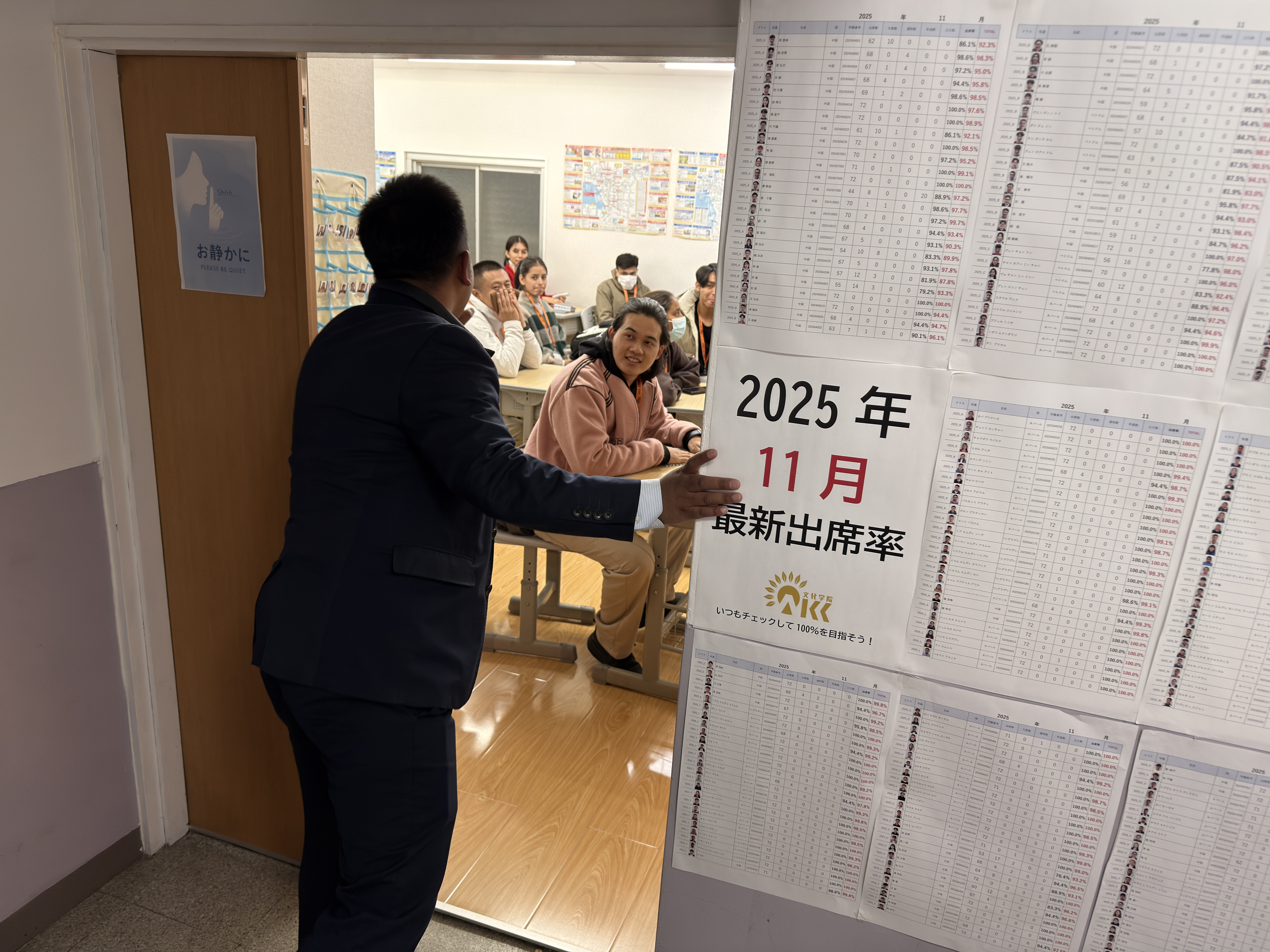 各教室に呼びかける先生