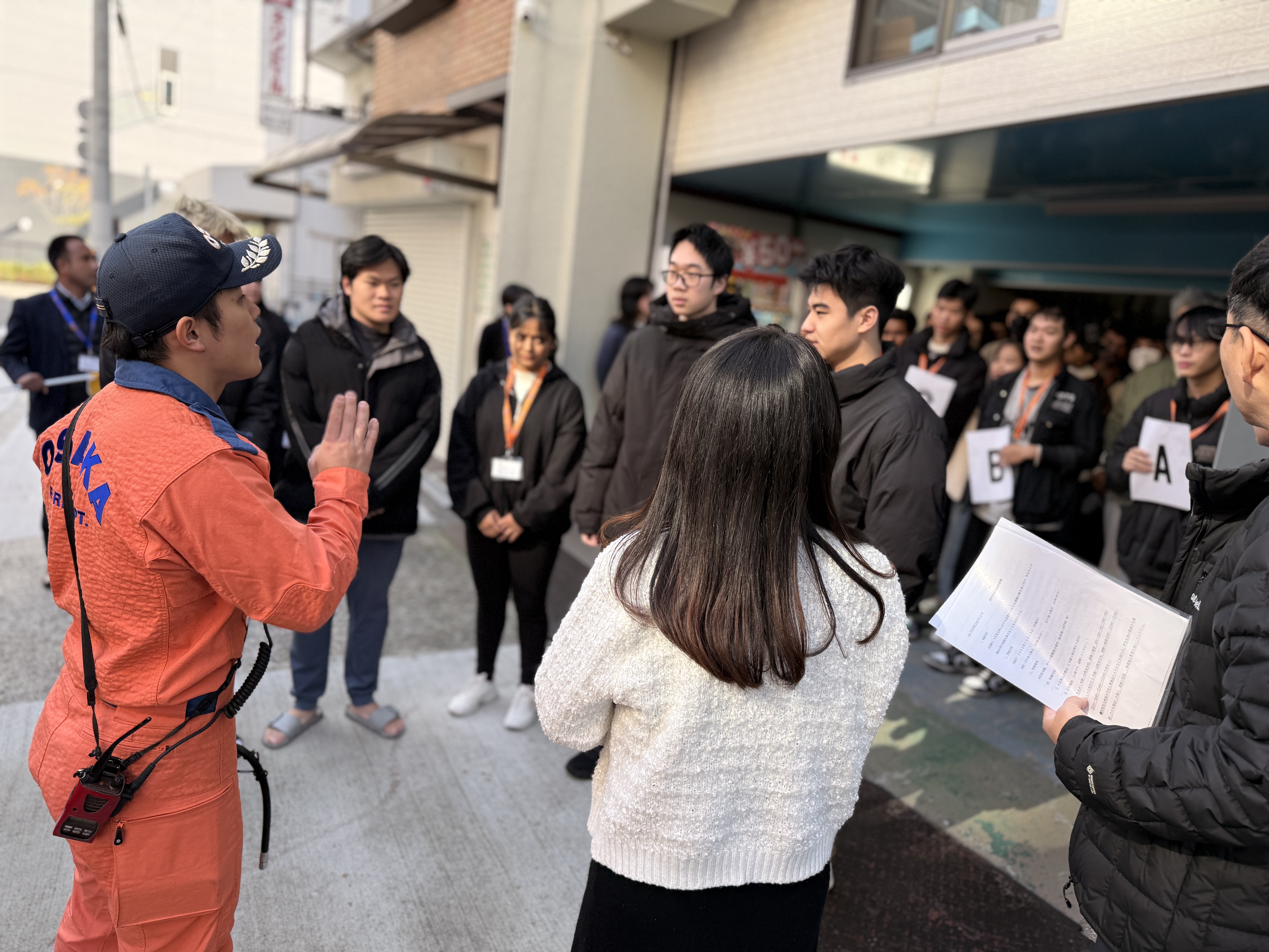 説明を受ける学生