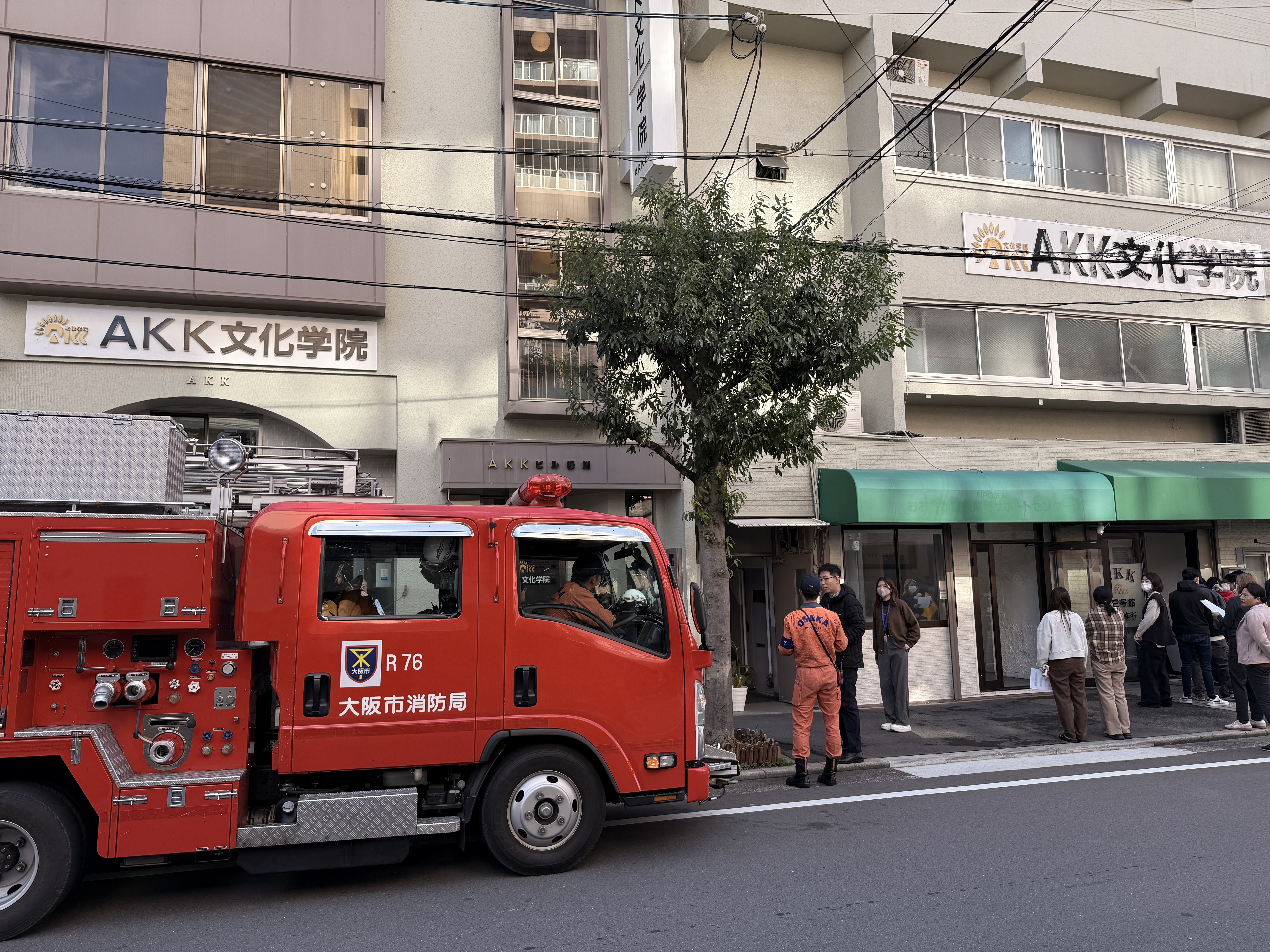 学校の前に到着した消防車