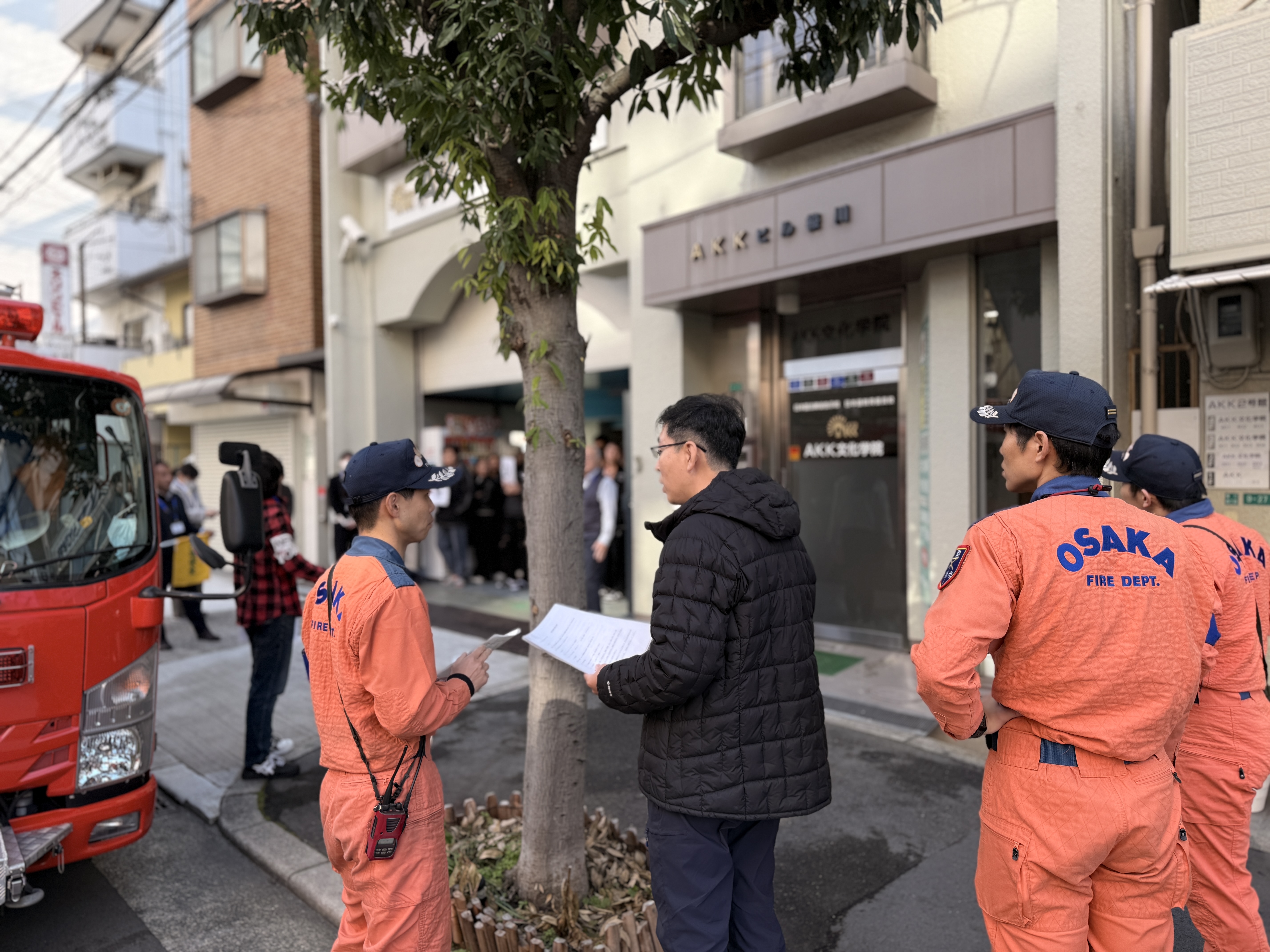 消防士と校長の打ち合わせ