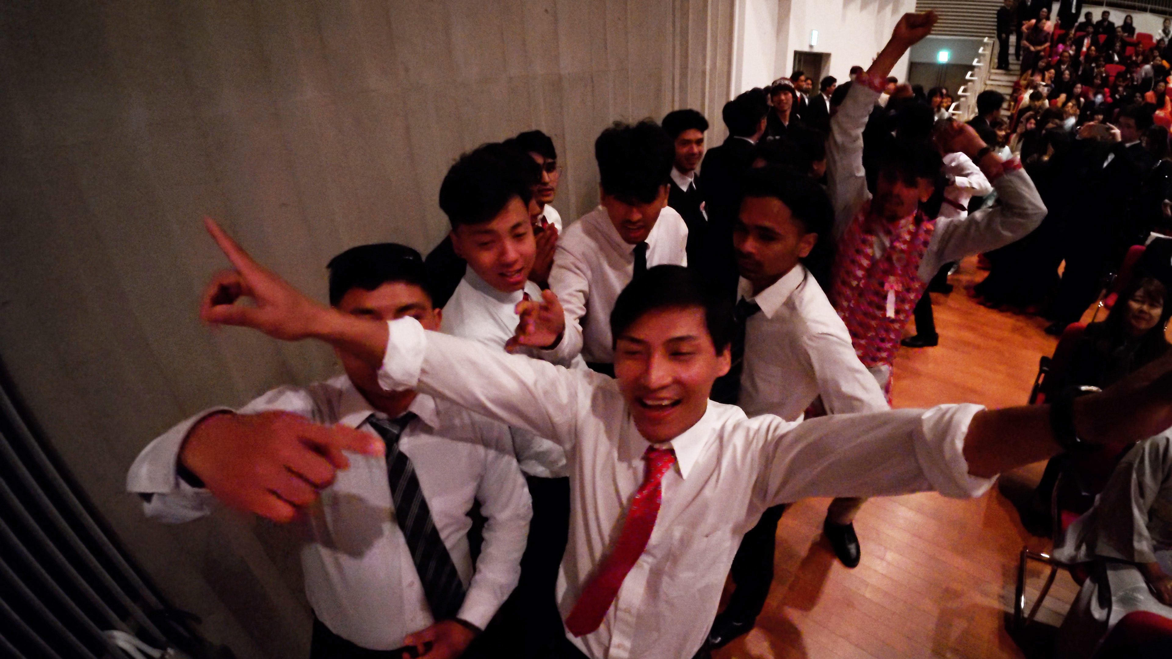 アトラクションを見て大盛り上がりの学生たち