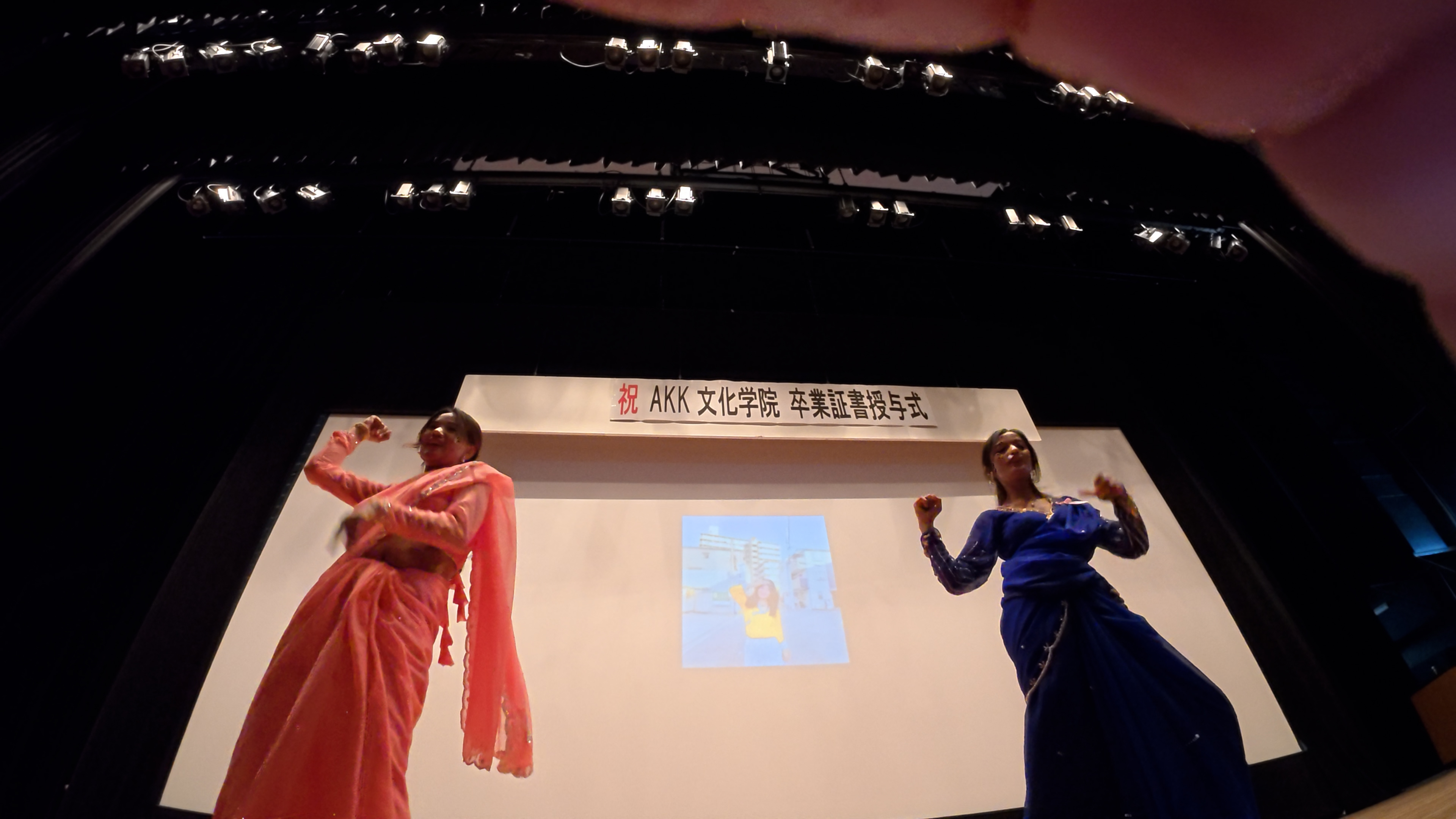 学生によるダンスパフォーマンス