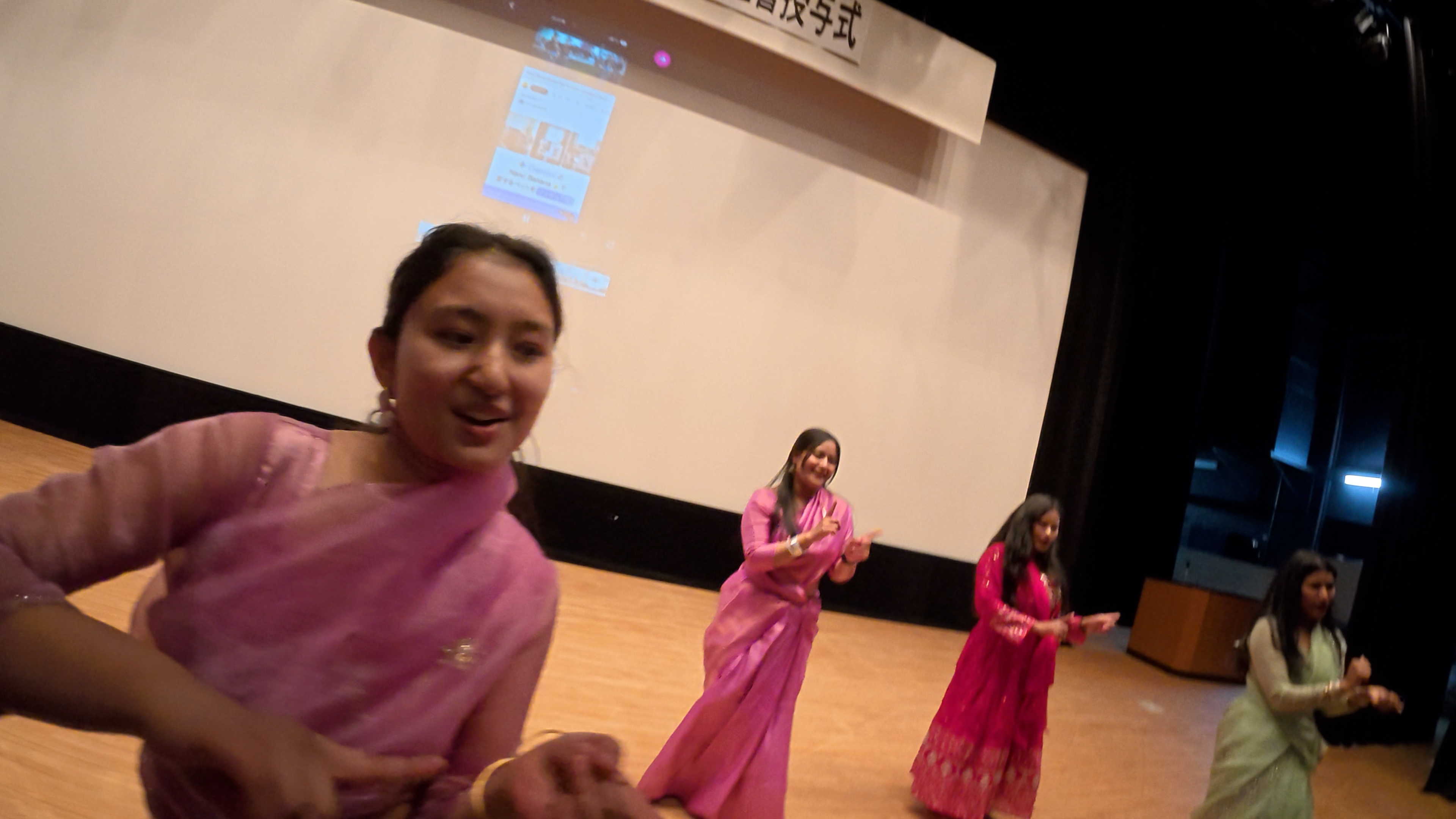 熱気あふれるダンス